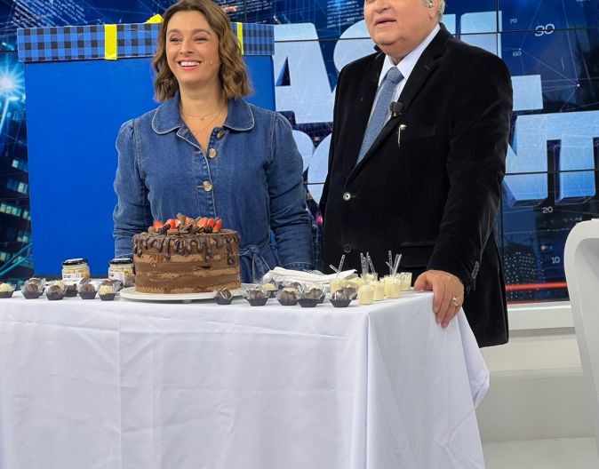 Catia Fonseca surpreende Datena no dia de seu aniversário