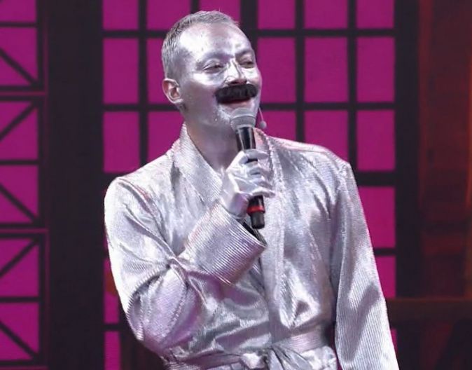 Eduardo Sterblitch aparece de Freddie Mercury prateado na Batalha do Lip Sync