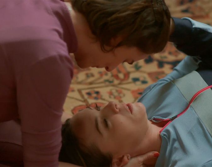 Após exibir beijo, TV Globo censura troca de carinho entre Clara e Helena em "Vai na Fé"