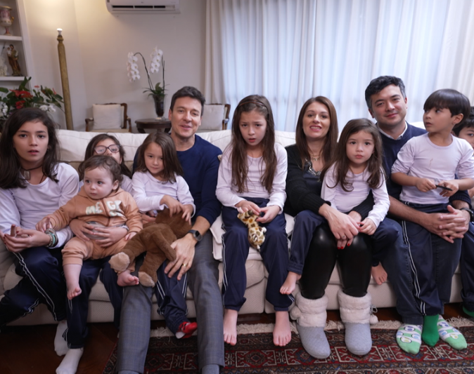 Na Record TV, Rodrigo Faro se diverte com família de doze filhos