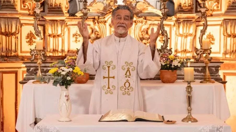 Padre Santo (Chico Diaz). Foto: Divulgação/TV Globo