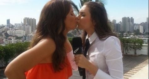 Ivete Sangalo e Monica Iozzi se beijam no "CQC" desta segunda