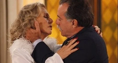 Na última semana de "Guerra", Charlô beija Otávio