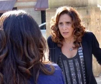 Plantão Salve Jorge: Wanda foge da polícia e fica cara a cara com Morena