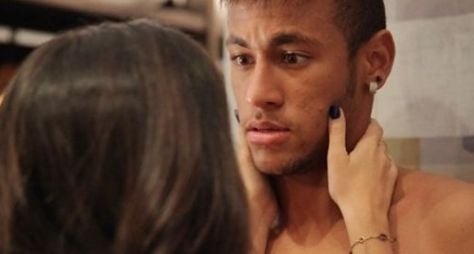 Amor à Vida: Neymar é agarrado à força por Valdirene
