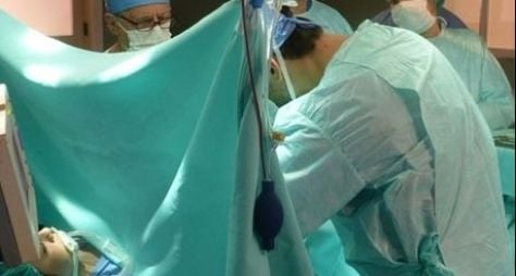 Médico falha durante cirurgia de transplante em "Amor à Vida"