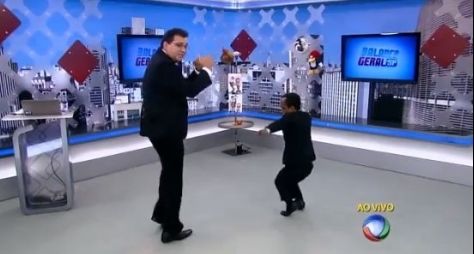 Geraldo Luís comemora liderança dançando "conga la conga"