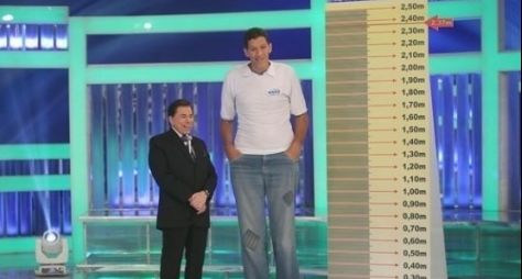 Com homem mais alto do Brasil, Silvio Santos estreia novo quadro