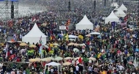O papa se foi. E a vida volta ao normal...