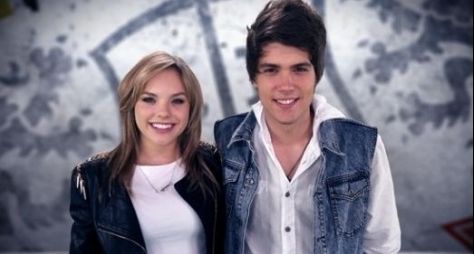 Emílio Eric e Letícia Navas apresentam especial Rebelde no SBT