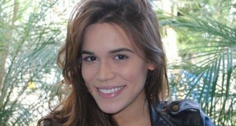 Carla Salle renova contrato com a Globo