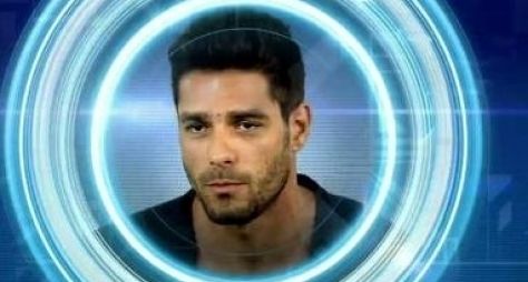 BBB14: Diego toma banho pelado e mulheres comentam