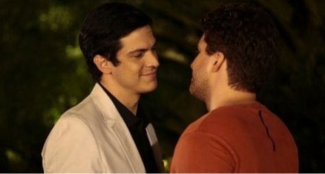 Atores gravam cena de beijo gay; Globo não sabe se exibirá