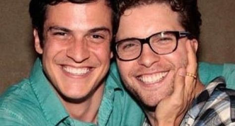 Mateus Solano e Thiago Fragoso comentam sobre beijo gay