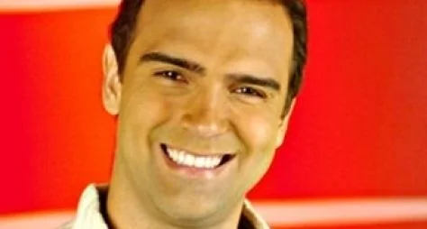 Tadeu Schmidt quer virar narrador de futebol na Globo