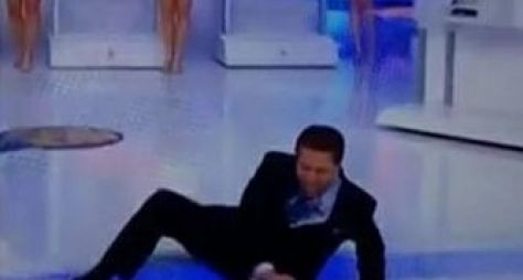 Silvio Santos desequilibra e cai no palco; apresentador brinca com a situação
