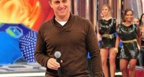 Luciano Huck testa novo quadro no Caldeirão