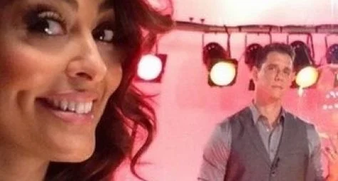 Juliana Paes e Márcio Garcia gravam chamadas do Globo de Ouro Palco Viva