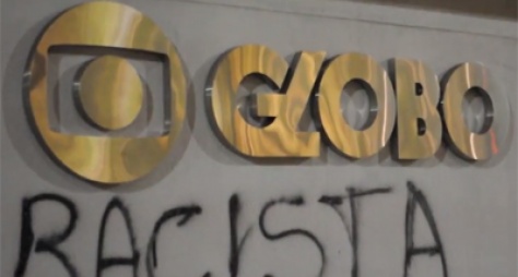 Manifestantes picham sede da Globo em São Paulo acusando a emissora de racismo