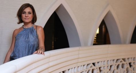 Gravando Babilônia, Adriana Esteves faz sucesso em Dubai