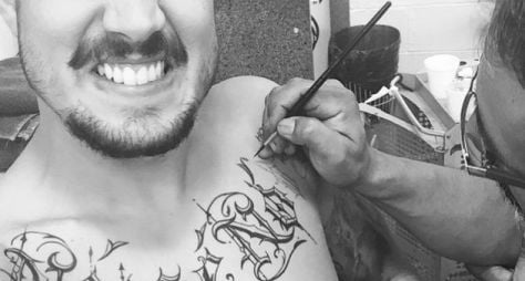 Caio Castro apresenta tatuagem falsa para novela
