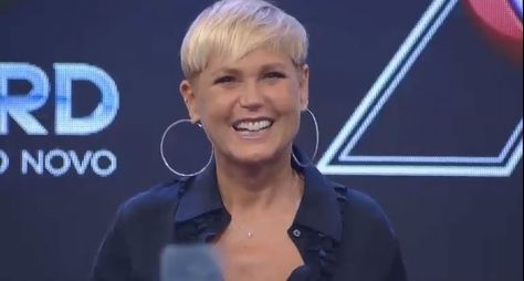 Diretores da Record querem Xuxa no horário nobre contra futebol da Globo