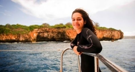 Maria Flor faz aula de mergulho para Sete Vidas