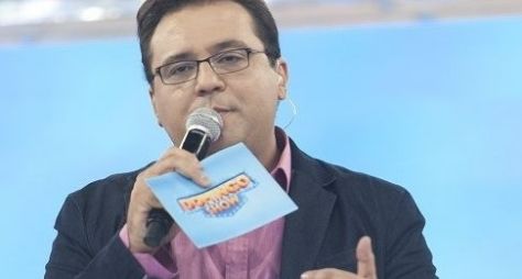 Após expressão de dúvida, Geraldo Luís se irrita com produção do Domingo Show