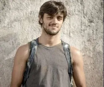 "Tenho visto o que posso melhorar", diz Felipe Simas sobre protagonista