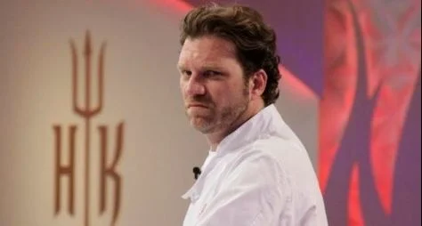 Humoristas do A Praça É Nossa jantam no Hell’s Kitchen deste sábado (9)