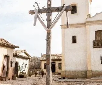 Globo investe em cidade cenográfica usada por duas produções