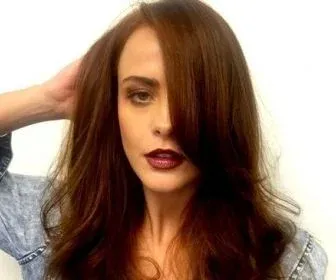 Juliana Silveira muda o visual para voltar às novelas