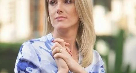 Ana Hickmann volta ao programa Hoje em Dia e se emociona