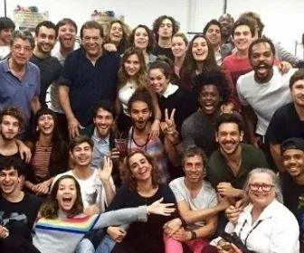 Globo reúne elenco de Rock Story; confira!