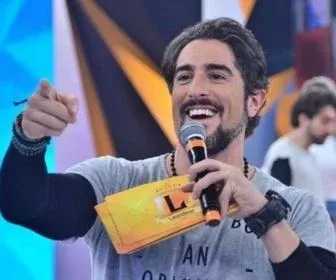 "Acho que o SBT tem feito um estudo sobre o Legendários", ironiza Marcos Mion