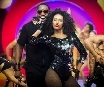 Regina Casé esquenta Salvador com Sorriso Maroto