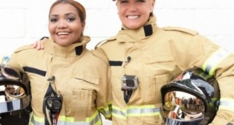 Fogo! Xuxa e Gaby Amarantos participam de treinamento dos Bombeiros