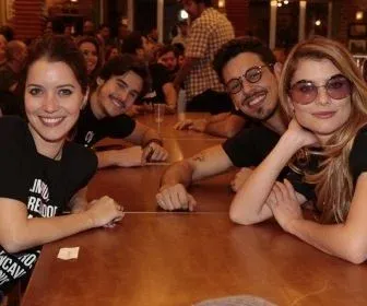 Rock Story: Elenco e equipe se reúnem para assistir ao primeiro capítulo