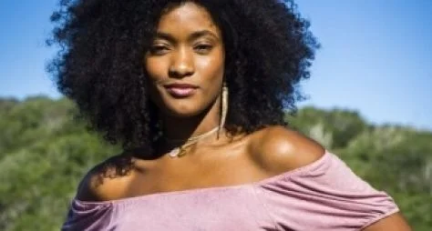 Erika Januza assume papel principal da série Natália