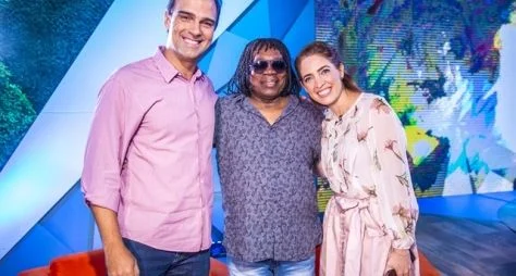 Tadeu Schmidt e Poliana Abritta recebem Milton Nascimento no Fantástico