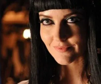 Larissa Maciel renova contrato com a Record TV