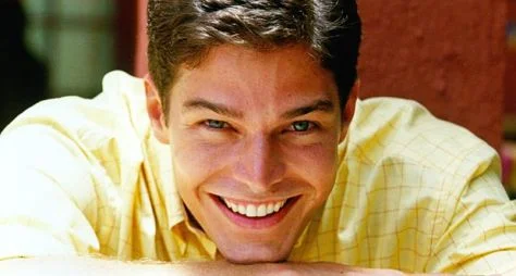 Erik Marmo volta às novelas em Tempo de Amar