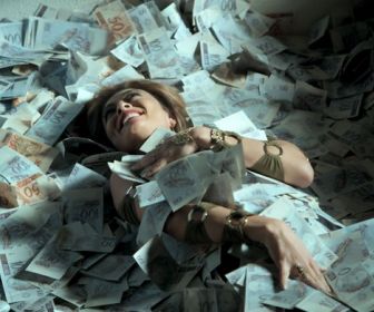 Bibi (Juliana Paes) 'nadando' em dinheiro. Foto: Globo
