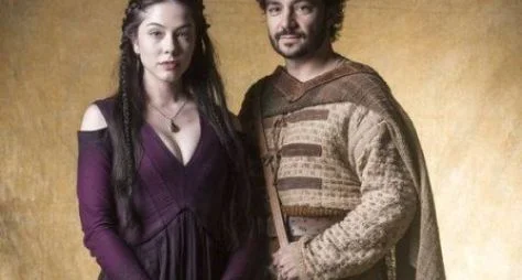 No ar em Carinha de Anjo, Bia Arantes grava Deus Salve o Rei