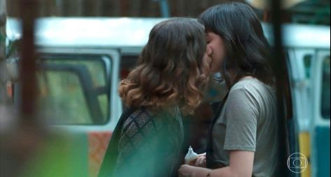 Autor é xingado por beijo de Lica e Samantha em Malhação