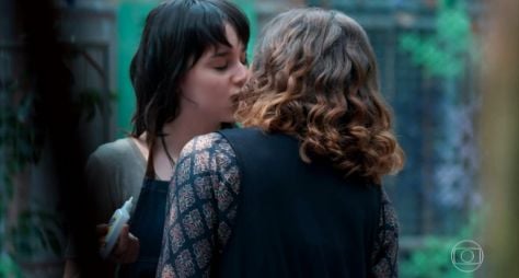 Final de Malhação terá beijo intenso e carícias de Lica e Samantha