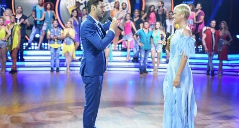 Xuxa Meneghel e Leandro Lima dançam na abertura de reality show