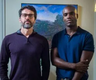 Casal gay de O Outro Lado do Paraíso enfrentará crise no relacionamento