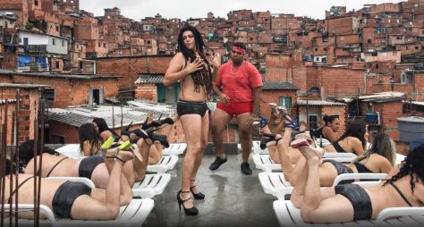 Programa do Porchat recebe Maitê Proença e faz paródia com música de Anitta
