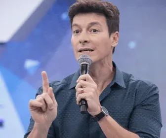 Rodrigo Faro celebra dez anos como funcionário da Record TV